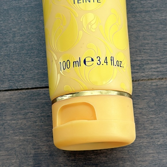 ELIZABETH GRANT Hydra-Moist Vitamin C5 & B Tinted Moisturizer with Torricelumn - Picture 2 of 8